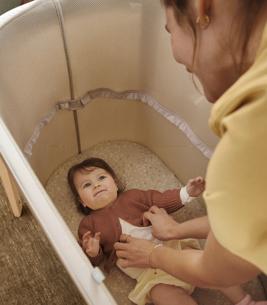 Stokke® Snoozi™ Bassinet Sandy Beige.